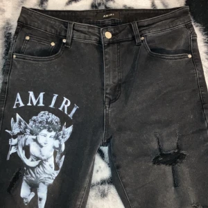 Svarta jeansbyxor från Amiri med tryck - Snygga svarta jeansbyxor från Amiri. Storlek M passar även S. Amiri med tryck. Snyggaste Jeansen du kommer hitta