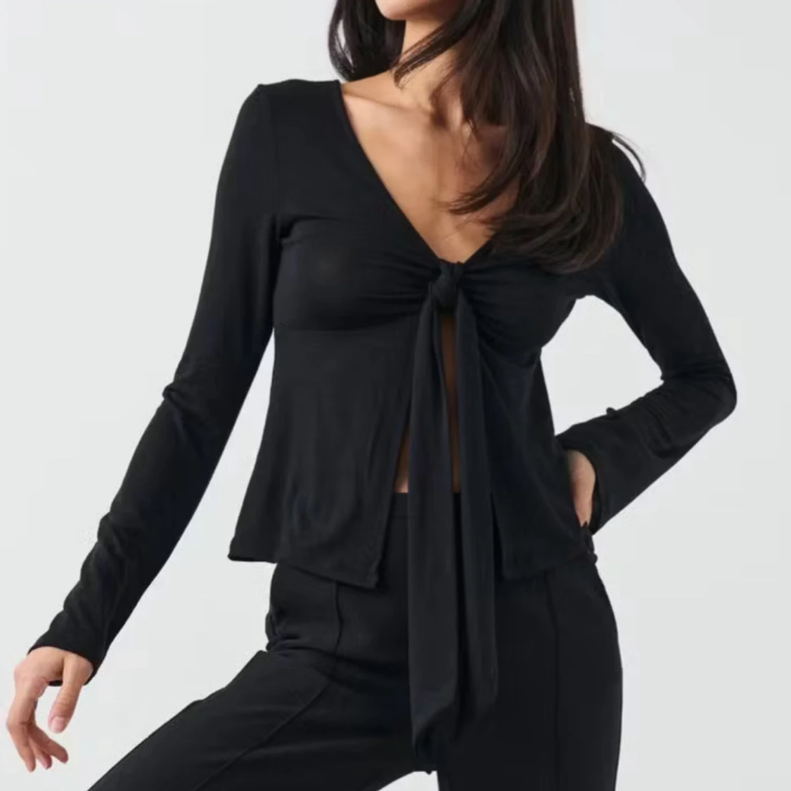Svart långärmad knytblus