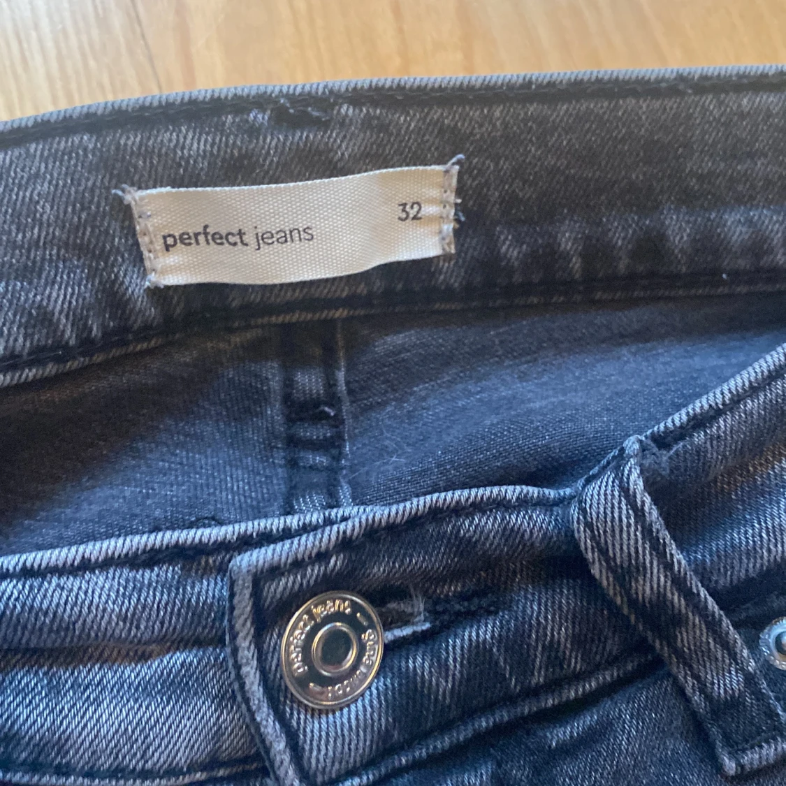 Grå bootcut jeans från Gina tricot  - 3