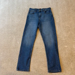 Blå jeans från Lee - Snygga blå jeans från Lee med klassisk femficksdesign. De har en rak passform och är perfekta för en avslappnad stil. Jeansen har en diskret tvätt för en modern look.