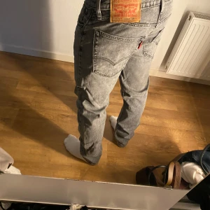 Grå jeans från Levi's - Snygga grå jeans från Levi's. Strl W31 L32. Aldrig använda. Jag är 180 lång och sitter perfekt i längden