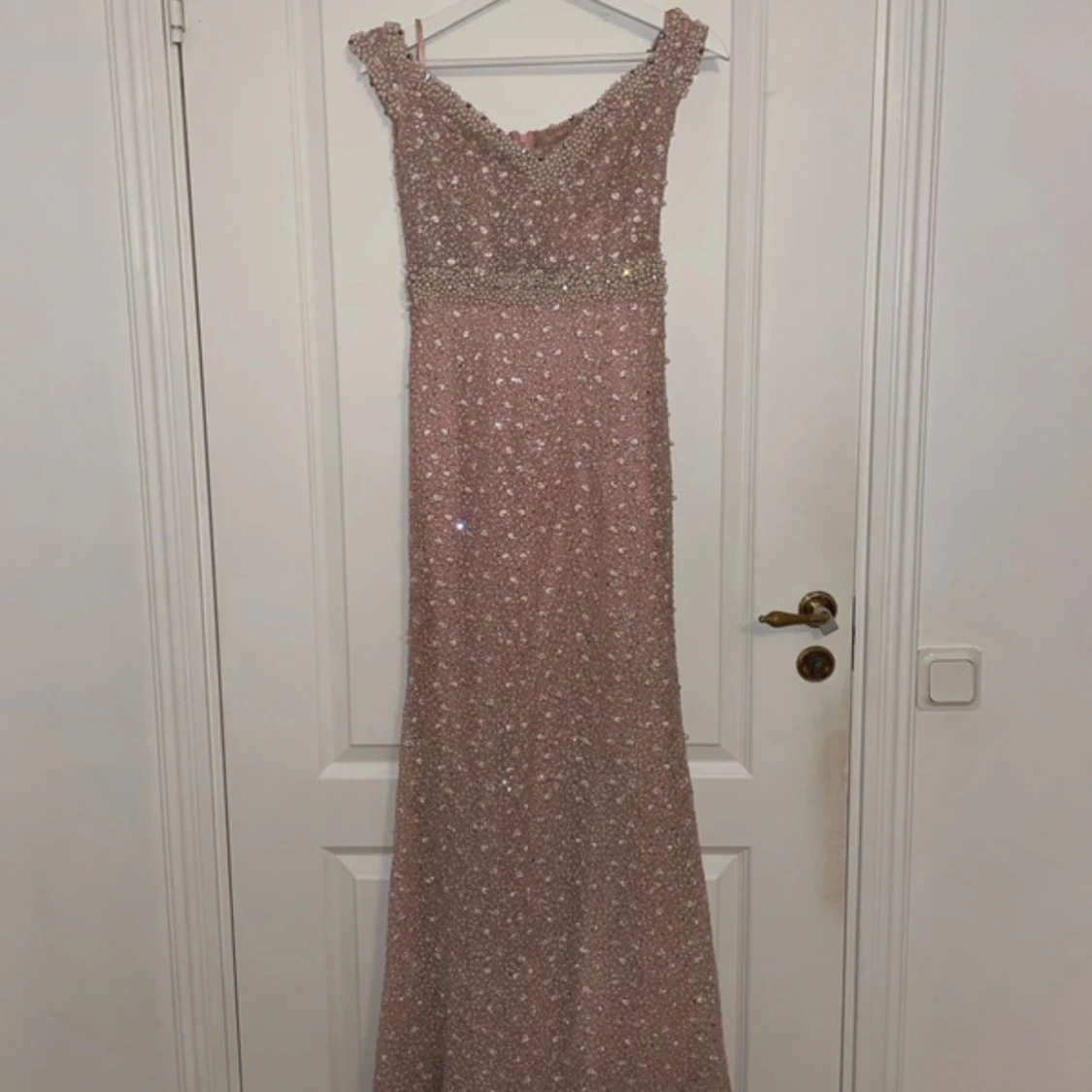 Glittrig rosa långklänning