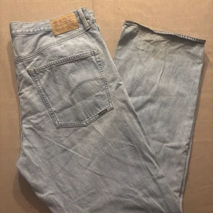 G-Star Raw jeans - Tja, säljer dessa G-Star Raw jeans.| skicket på byxorna är 7/10.| Storleken på byxorna är W38 och L34 passar till någon som gillar att ha en fet och cool baggy stil.| Nypris för dessa ligger på 1300kr och mitt pris går självklart att diskutera.| Bara att höra av er vid frågor eller funderingar.|