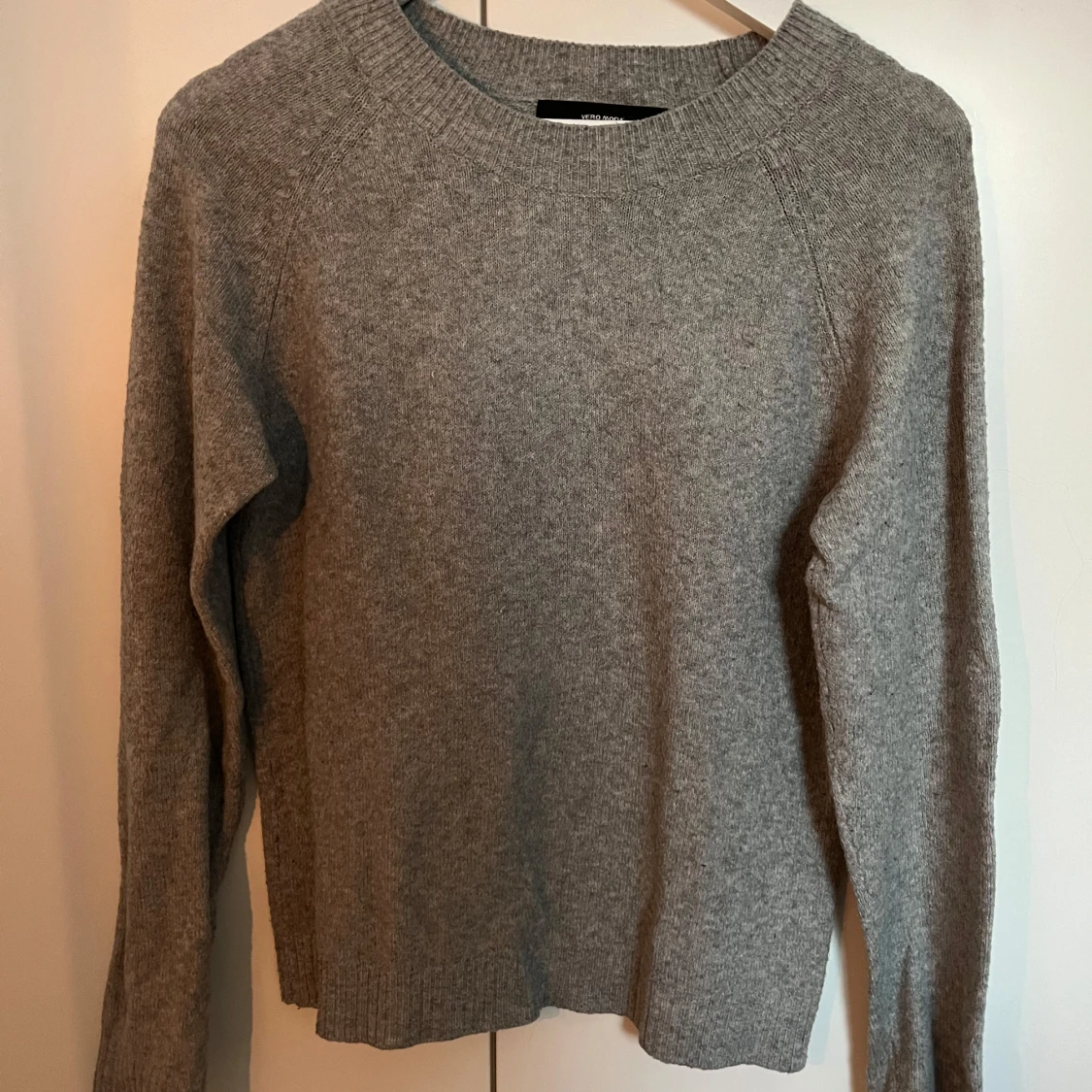 Grå stickad tröja från Vero Moda - 1