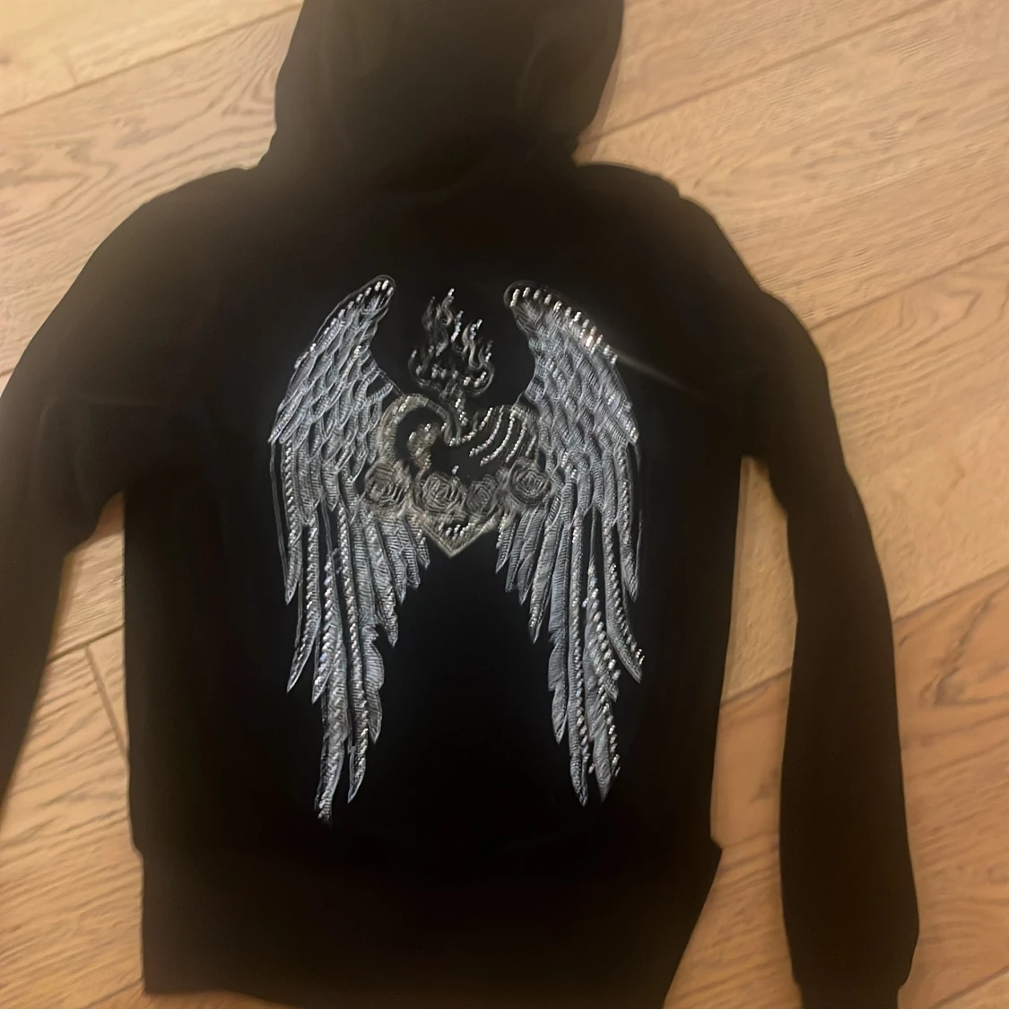 Svart hoodie med strassdetaljer från Redial - 3