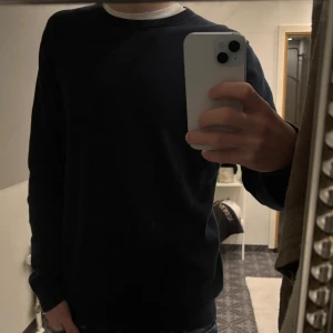 Mörkblå tröja från Bläck - Säljer en stilren mörkblå tröja från Bläck i storlek M.  Bra skick. Pris 250kr