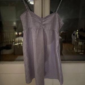 Rutig söt sommarklänning - Säljer denna supersöta lilavita rutiga klänning i mycket bra skick!