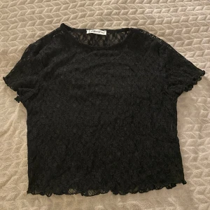 Svart spetsblus från New Yorker - Säljer en jättefin spets tröja. Endast provad! 