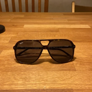 Ray-Ban solglasögon - Säljer dessa sjukt eftertraktade solglasögon från Ray-Ban. De är i bra skick och medföljer ett brunt case! Modellen är Ray-Ban BILL med en riktigt fin spräcklig brun färg! One-size! Nypris på dessa glajor ligger runt 1600kr, mitt pris: 899! 