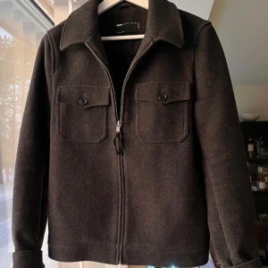 Mörkgrå overshirt - Mörkgrå overshirt från ASOS. Storlek xs och helt slutsåld på hemsidan! använd gärna köp nu!