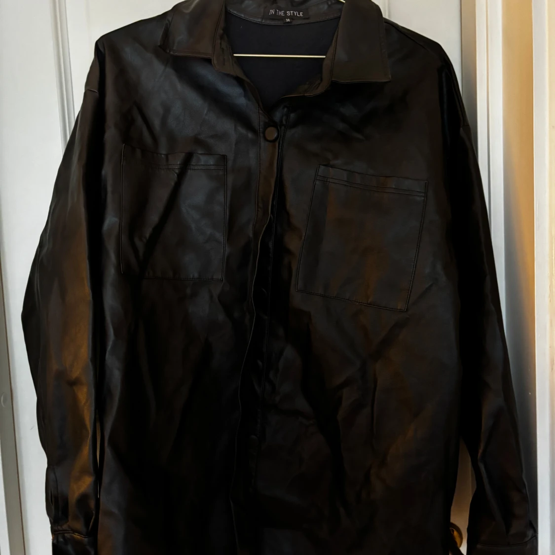 Svart skinnjacka från In The Style