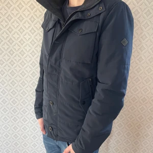 J.lindberg jacka  - Säljer en sjukt snygg och bekväm jacka från j.lindeberg, storlek S, modellen på bilden är 183, väldigt bra skick inga skador, hör av dig vid fler frågor eller funderingar 