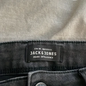 Svarta jeans från Jack & Jones - Snygga svarta jeans från Jack & Jones med klassisk femficksdesign. De har en knappgylf och är tillverkade i ett slitstarkt material som ger en bekväm passform. Perfekta för en stilren look. Storlek 30! Pris 179( kan sänkas vid snabb affär) MVH Småland bolaget! 