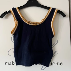 Mörkblå ribbad linnetopp från Sinsay - Säljer en mörkblå ribbad linnetopp från Sinsay med vita och gula ränder. 🌀