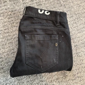 Dondup jeans  - Säljer dessa skit snygga dondup jeansen 30w. Både slitningar och lite färg på, väldigt trendigt just nu. Bara höra av sig om frågor nypris cirka 3000