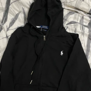 Ralph Lauren tröja  - Svart Polo-zipper från Ralph Lauren, helt ny, skriv gärna om mer bilder eller frågor.