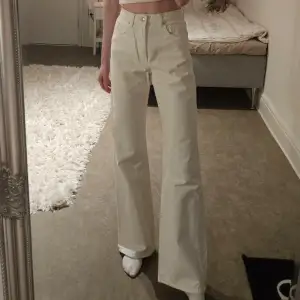 Säljer dessa fina naturvita NA-KD jeans då de ej passar mig nå mer. Storlek 32 Sista 2 bilderna är tagna i dagsljus.  Nypris 499