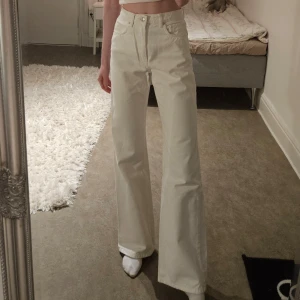 NA-KD vita jeans - Säljer dessa fina naturvita NA-KD jeans då de ej passar mig nå mer. Storlek 32 Sista 2 bilderna är tagna i dagsljus.  Nypris 499