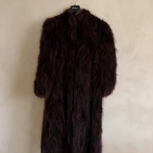 Brun pälsjacka  - Säljer en lyxig brun vintage pälsjacka. Perfekt för att hålla sig varm och stilren under kyliga dagar.