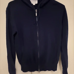 Cashmere Kofta - Fräsch cashmere kofta, stolrek xxs men funkar även bra som barn storlek 158. Om du har frågor hör gärna av dig!