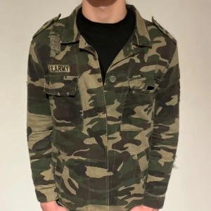 Overshirt - Säljer nu min svin feta camo jacka då den den ej kommer till användning! Jackan har unika skavanker samt snygga patches och är perfa 💫 till det soliga höstvädret 🍂 