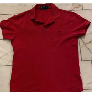 Röd pikétröja från Ralph Lauren - Riktigt skön piké, fin färg, perfekt för varmare dagar. Ena kragen är lite vek annars inga defekter.