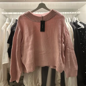 Rosa stickad tröja från Vero Moda - Säljer en snygg rosa stickad tröja från Vero Moda. Perfekt nu till våren! Tröjan är helt oanvänd och lappen sitter kvar! Har du några frågor eller funderingar så ska du inte tveka på att höra av dig⭐️