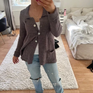 Brun kofta med knappar - Mysig brun kofta med stora knappar framtill och två fickor från odd Molly. Storlek s 🥰💕