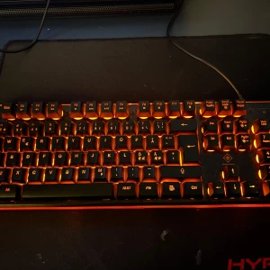 Tangentbord från Deltaco Gaming - Säljer ett Deltaco Gaming tangentbord med orange bakgrundsbelysning. Det har en numerisk del och flera funktionsknappar. Perfekt för gaming och skrivande. Ansluts via USB.