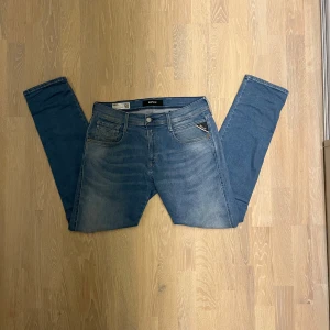 Replay Jeans - Säljer dessa feta Replay jeans🔥väldigt bra skick, knappt använda. Modell: Anbass.                 Storlek: W30L30. Nypris 1799kr Mitt pris endast 549kr🤝