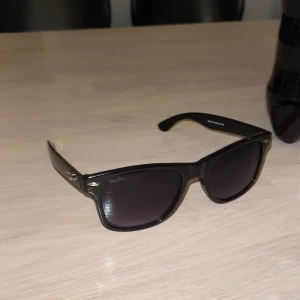 Ray-ban boyfriends - Tvär feta ray ban boyfriends, inga tecken på använding eller repor på glaset säljer eftersom jag behöver pengarna. Skit snygga nu när sommaren kommer snart. Allt OG medföljer, hör av er vid minsta fundering. Priset är inte heller hugget i sten!!