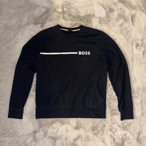 Boss Tracksuit Sweatshirt - Mörkblå sweatshirt från Boss. Använd utan skador. Storlek: Small