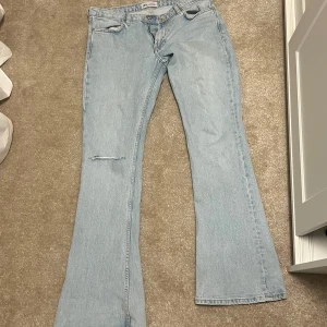 Zara jeans  - Populära, egen gjort hål på knät!
