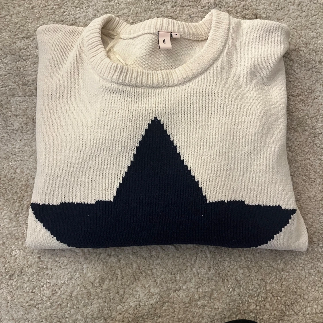 Vit stickad tröja med stjärna från Nelly - 2