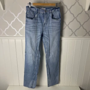 Ljusblå jeans från Lindex - Snygga ljusblå jeans från Lindex med klassisk femficksdesign och dragkedja. Perfekta för en avslappnad stil. De har en rak passform och är tillverkade i ett bekvämt denimtyg.