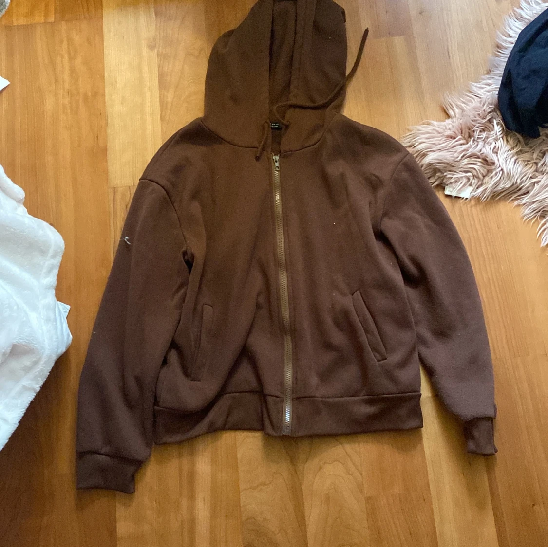 Brun hoodie med dragkedja