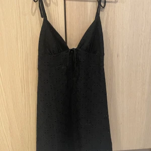 Svart klänning från H&M - Snygg svart klänning från H&M Divided med detaljer och smala axelband. Endast testad💗