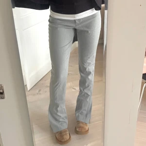 Grå kostymbyxor med bootcut - Snygga grå kostymbyxor med bootcut från Zara! Mycket bara skick utan tecken på användning! Jag är 175 