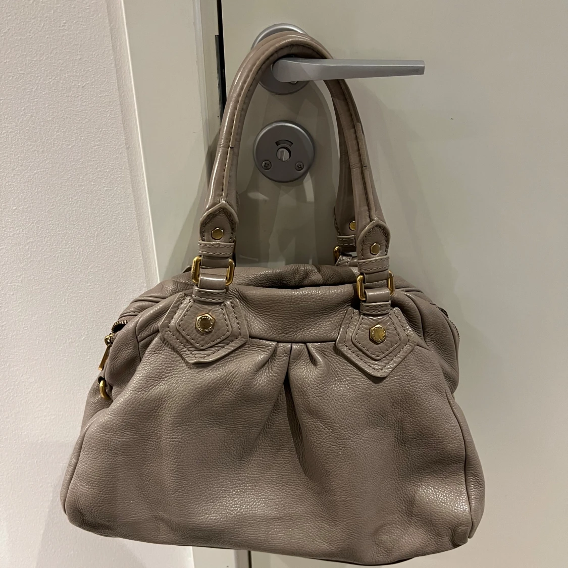 Beige handväska med gulddetaljer - 1