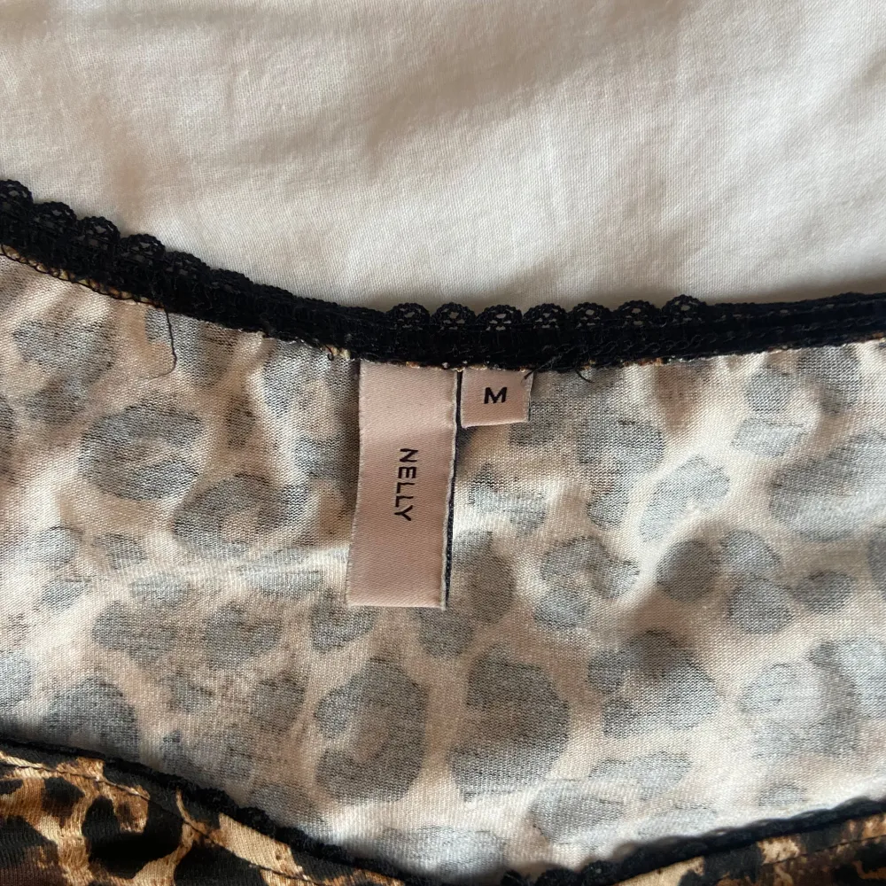Säljer min snygga leopardtopp från nelly. Toppen är i storlek m men passar som s🥰. Yläosat.