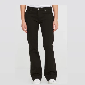 Svarta bootcut jeans - Snygga svarta bootcut jeans från C Denim. De har en klassisk femficksdesign och är tillverkade i ett bekvämt material. Perfekta för en stilren look. Det var svårt att fota därför la jag upp en bild feån hemsidan😊 men de  i storlek  xl/34 och har aldrig använts💕 med lågmidja