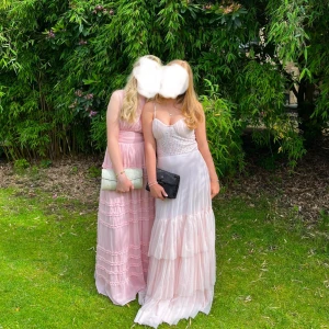 Ljusrosa balklänning med volanger  - Jag säljer nu min fina ljusrosa balklänning, den är endast använd en gång och har inga defekter. Jag är 160cm. Nypris 1800kr. 💞💞💞💞(KLÄNNINGEN TILL HÖGER PÅ FÖRSTA BILDEN‼️‼️)