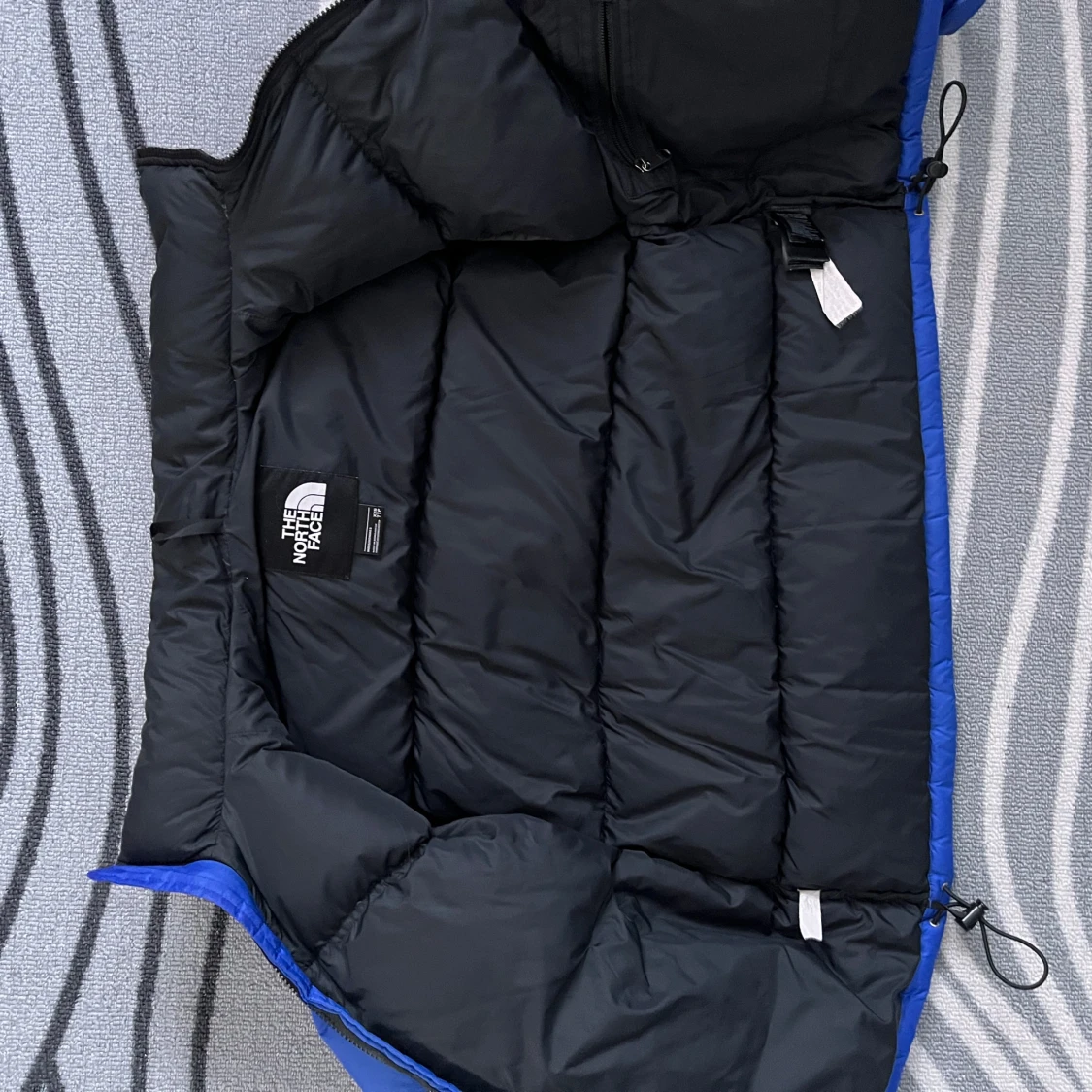 Blå och svart dunjacka från The North Face - 3