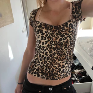 Leopard topp - Säljer en leopard topp från Nelly storlek: S! Pris kan diskuteras🐆