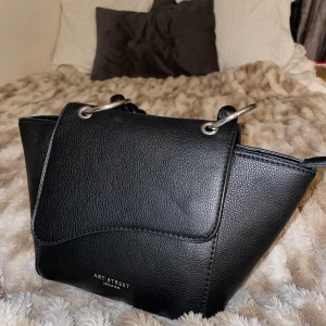 Svart handväska  - Snygg svart handväska i bra skick, säljer pga att den ej kommer till användning.