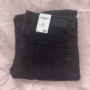 Svarta bootcut jeans - Snygga svarta bootcut jeans i modellen Low Boot från Lager157. De är helt nya och har prislappen kvar, aldrig använda.