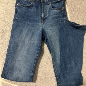 Marinblåa bootcut jeans  från Zara - Jätte snygga marinblåa jeans från Zara i storlek 36  dom är använda 2 gånger bara så nytt skick jag stryker dom innan jag fraktar❤️