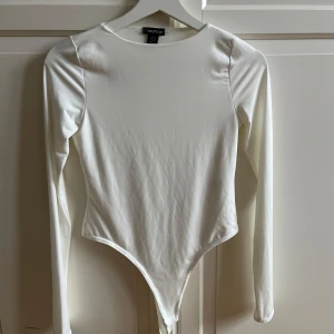 Vit långärmad body - Säljer då jag inte passade i den, köpt på Vinted då den var helt ny utan prislapp. Jag har endast testat den när den kom. Materialet är mjukt och stretchigt.❤️