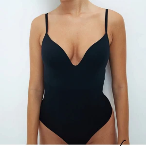 Svart body med v-ringning - Säljer denna body ifrån hm, använd 1 gång. Passar både S & M! Slutsåld på hm💕hör av dig om du har några frågor eller funderingar🤗pris går att diskuteras 