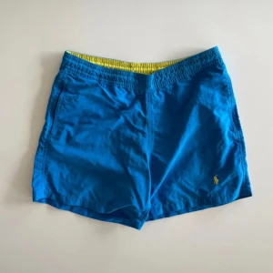 Ralph Loren Lauren badbyxor - Blå Ralph Lauren badbyxor i riktigt bra skick, inga hål eller fläckar eller andra skador! Storlek M fast dom är små i storleken så jag skulle säga att de är som storlek S!